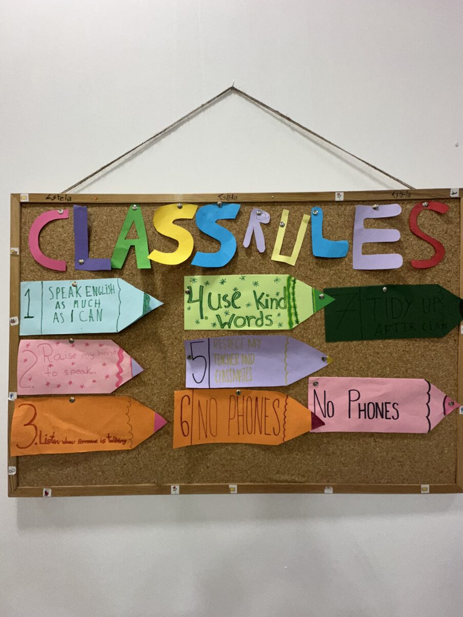 Póster colorido con las reglas de clase para fomentar el uso del inglés, el respeto y la buena convivencia en el aula.