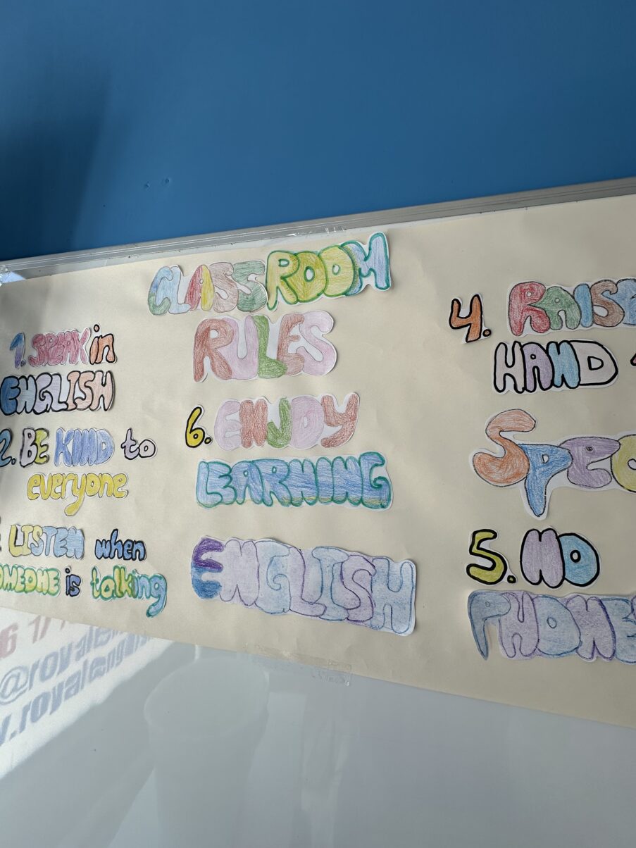 Póster de normas de clase en la academia Royal English Valdemoro, creado por los alumnos con letras grandes, coloridas y dibujadas a mano.