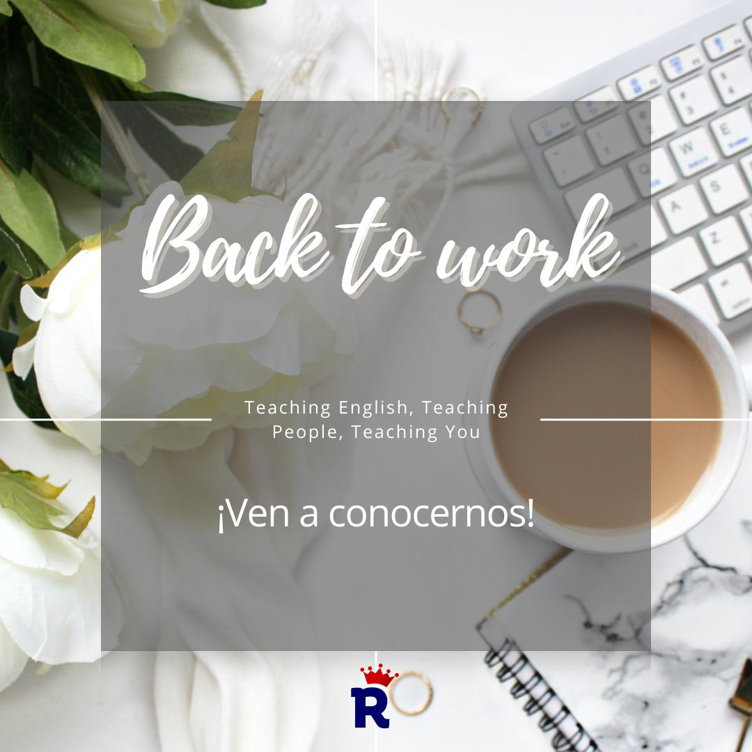 Back to school foto de una taza y flores teclado y cuaderno